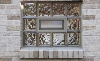 Air vent in glass block window