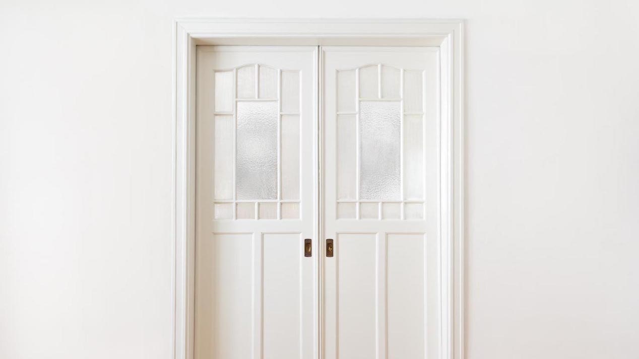 White wall door double sliding